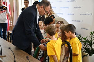 Przedszkolaki z nowym sprzętem sportowym