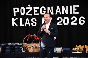 Nowy rozdział czas zacząć: Pożegnanie maturzystów w świebodzickim LO