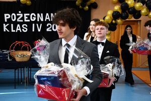 Nowy rozdział czas zacząć: Pożegnanie maturzystów w świebodzickim LO