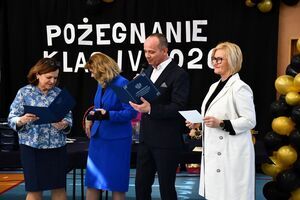 Nowy rozdział czas zacząć: Pożegnanie maturzystów w świebodzickim LO