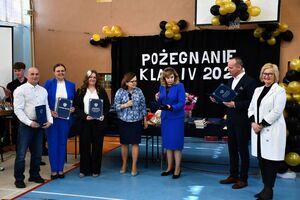 Nowy rozdział czas zacząć: Pożegnanie maturzystów w świebodzickim LO