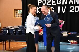 Nowy rozdział czas zacząć: Pożegnanie maturzystów w świebodzickim LO