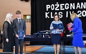 Nowy rozdział czas zacząć: Pożegnanie maturzystów w świebodzickim LO