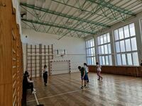 uczniowie grający w hali sportowej