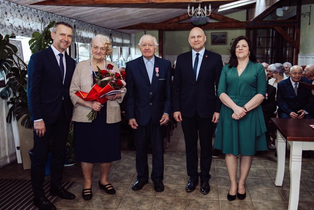 Odznaczenia prezydenckie dla mieszkańców Gminy Wąwolnica z okazji 50-lecia pożycia małżeńskiego