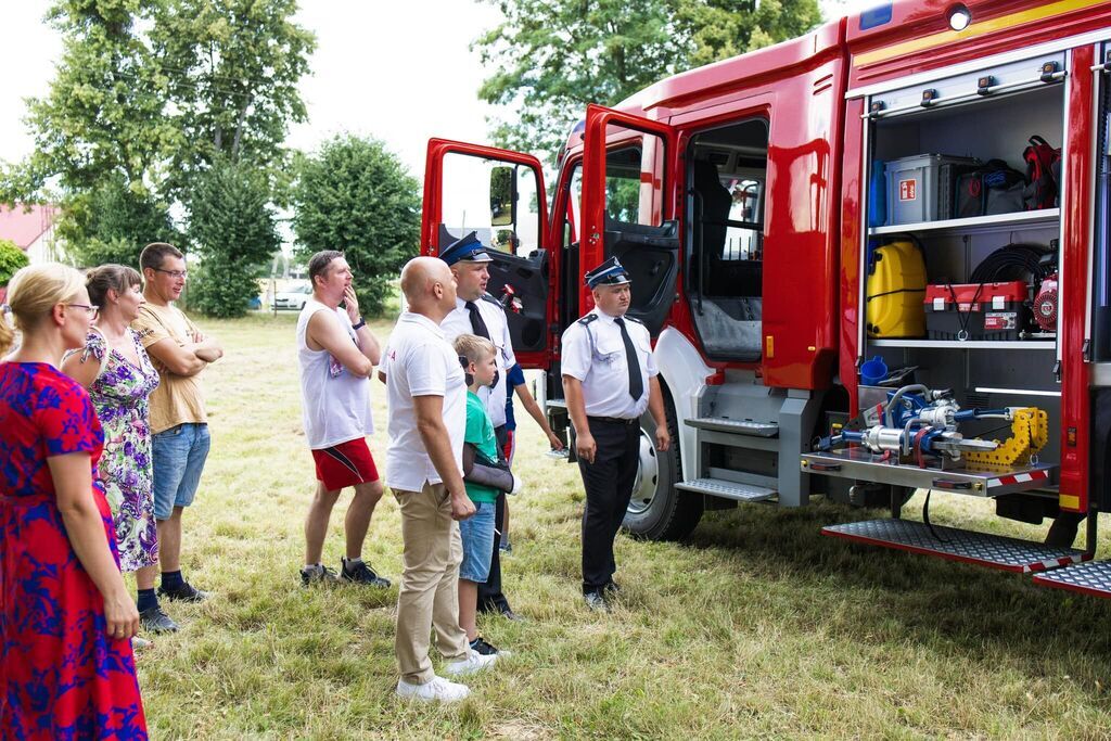 Uroczyste poświęcenie i prezentacja nowo zakupionego wozu bojowego dla OSP Rąblów