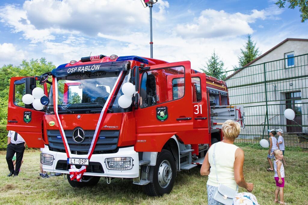 Uroczyste poświęcenie i prezentacja nowo zakupionego wozu bojowego dla OSP Rąblów