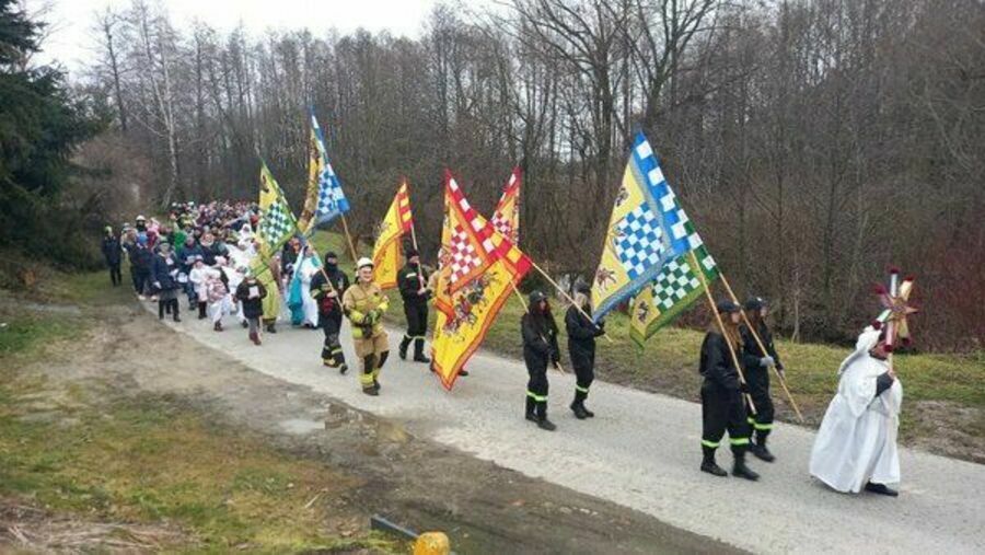 
                                                        Międzynarodowy orszak z królami
                                                