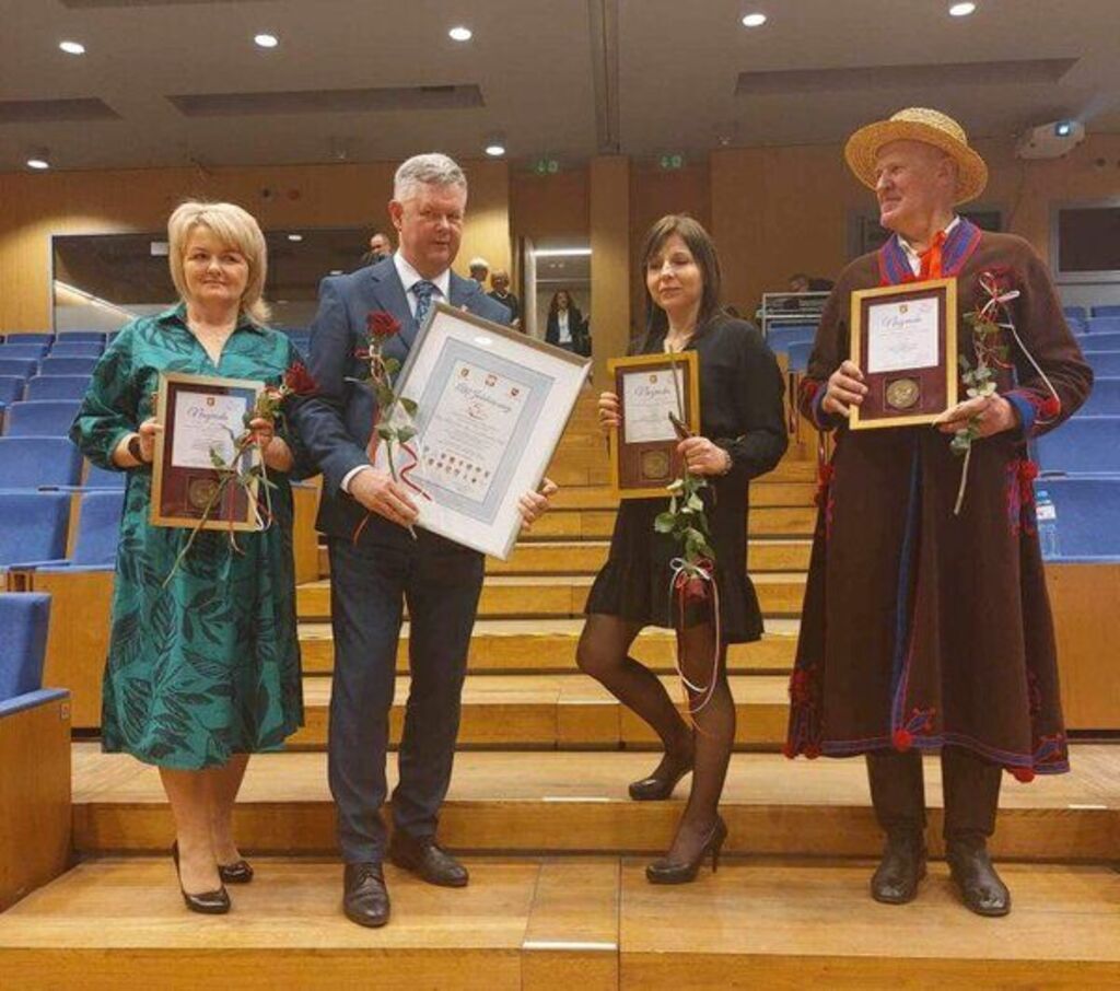 
                                                    Gminni laureaci nagród z okazji odrodzenia powiatu
                                                