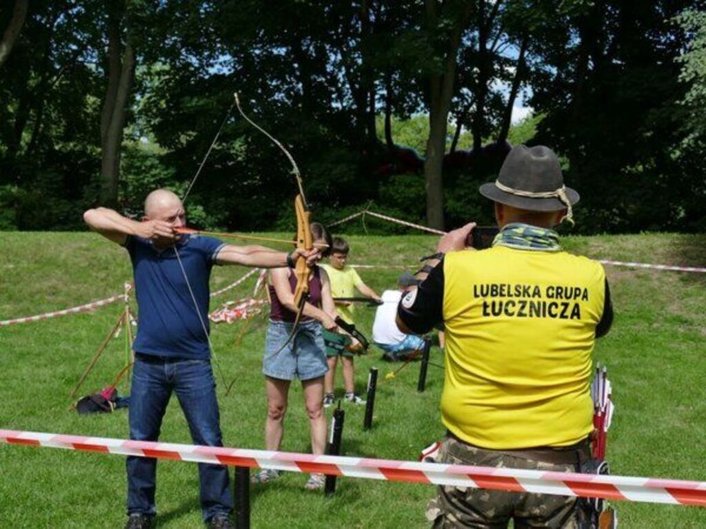 
                                                    Rodzinna zabawa przy zabytkowej wieży
                                                