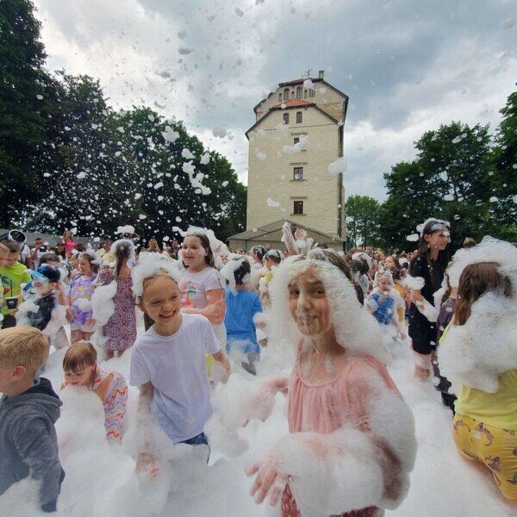 
                                                    Rodzinna zabawa przy zabytkowej wieży
                                                