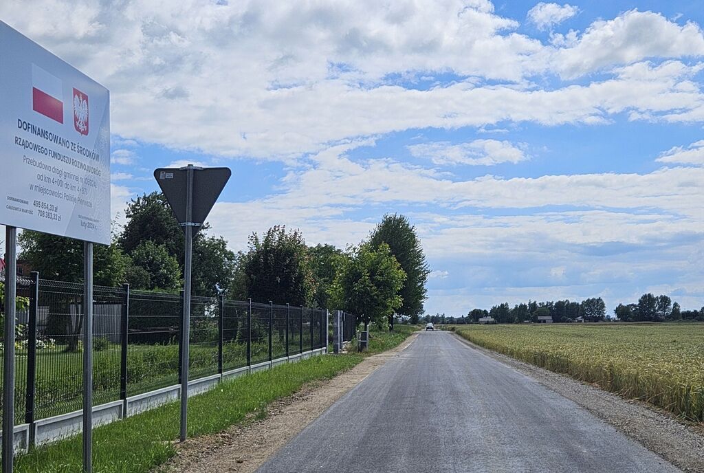 
                                                    Zakończono prace związane z przebudową drogi gminnej w miejscowości Palikije Pierwsze.   Zadanie zrealizowano zgodnie z umową nr 302 z dnia 28.02.2024 roku oraz Aneksem Nr 1 z dnia 13.06.2024 roku zawartymi z Wojewodą Lubelskim w sprawie udzielenia w 2024
                                                