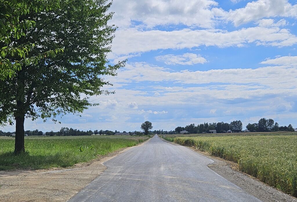 
                                                    Zakończono prace związane z przebudową drogi gminnej w miejscowości Palikije Pierwsze.   Zadanie zrealizowano zgodnie z umową nr 302 z dnia 28.02.2024 roku oraz Aneksem Nr 1 z dnia 13.06.2024 roku zawartymi z Wojewodą Lubelskim w sprawie udzielenia w 2024
                                                