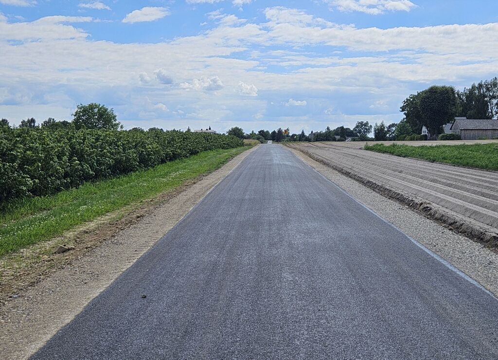 
                                                    Zakończono prace związane z przebudową drogi gminnej w miejscowości Palikije Pierwsze.   Zadanie zrealizowano zgodnie z umową nr 302 z dnia 28.02.2024 roku oraz Aneksem Nr 1 z dnia 13.06.2024 roku zawartymi z Wojewodą Lubelskim w sprawie udzielenia w 2024
                                                