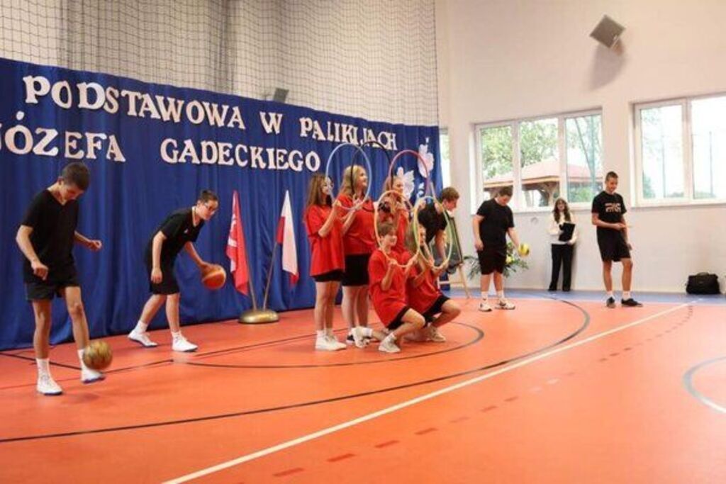 
                                                    Dzień edukacji z patronem w nowej sali sportowej
                                                