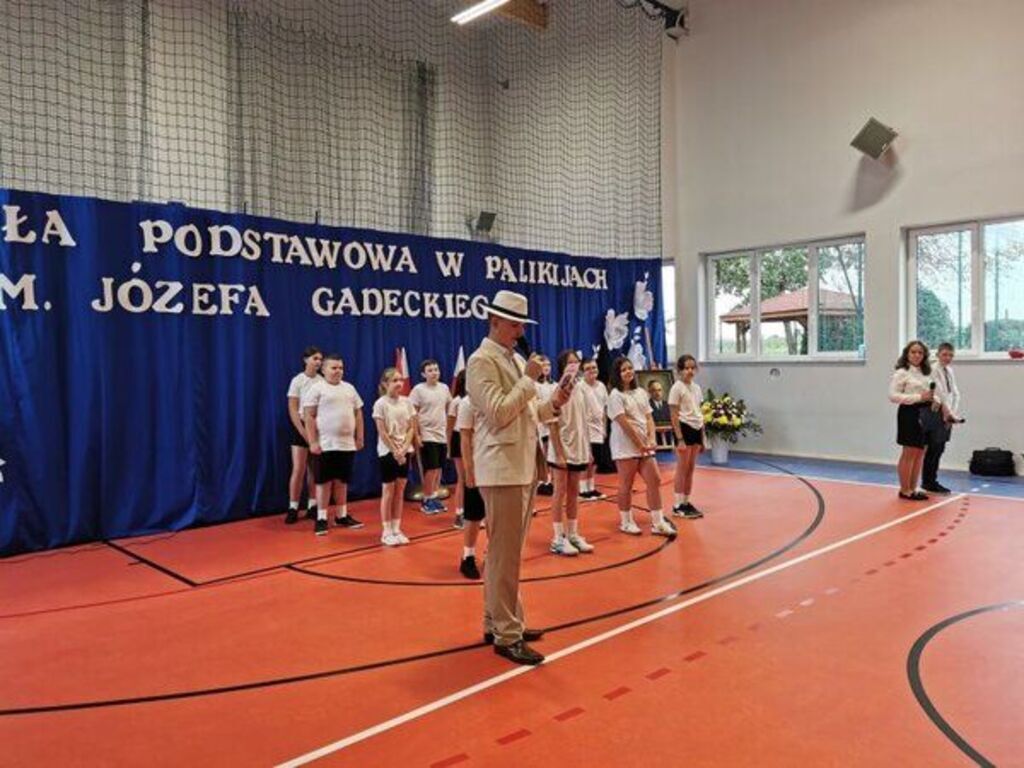 
                                                    Dzień edukacji z patronem w nowej sali sportowej
                                                