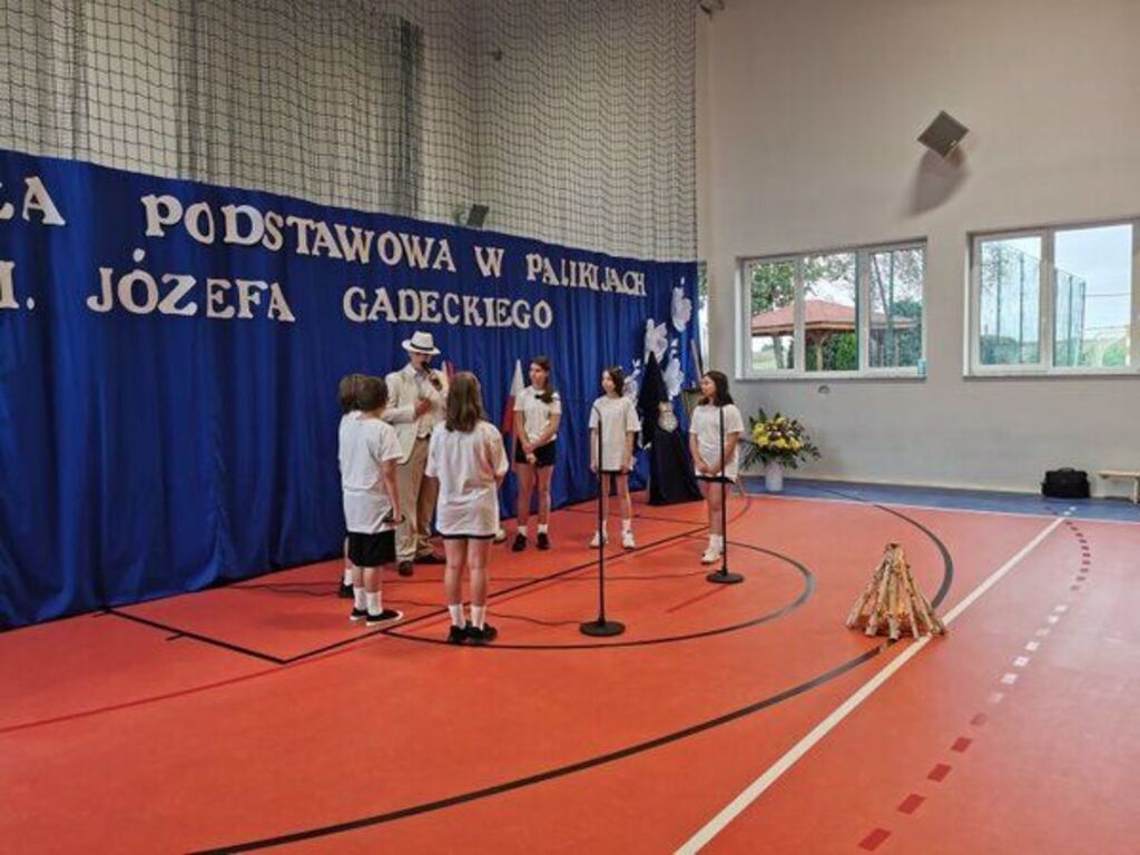 
                                                    Dzień edukacji z patronem w nowej sali sportowej
                                                