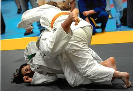 mieszkanka podczas treningu judo