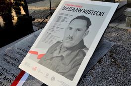 Grób sierżanta Bolesława Kosteckiego oznaczony Insygnium „Ojczyzna Swemu Obrońcy”