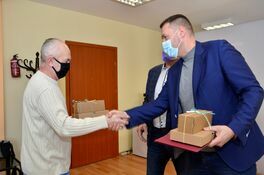 burmistrz Leszek Michalak i zastępca burmistrza składają życzenia sołtysowi Zastruża