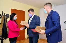 burmistrz Leszek Michalak i zastępca burmistrza składają życzenia sołtysce Bożanowa