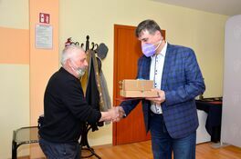 burmistrz Leszek Michalak i zastępca burmistrza składają życzenia sołtysowi Kalna