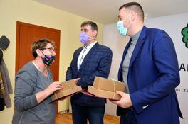 burmistrz Leszek Michalak i zastępca burmistrza składają życzenia sołtysce Gołaszyc
