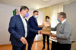 burmistrz Leszek Michalak i zastępca burmistrza składają życzenia sołtysowi Wierzbnej