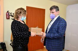 burmistrz Leszek Michalak i zastępca burmistrza składają życzenia sołtysce Mikoszowej                    