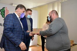 burmistrz Leszek Michalak i zastępca burmistrza składają życzenia sołtyowi Bukowa