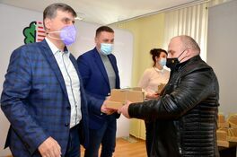 burmistrz Leszek Michalak i zastępca burmistrza składają życzenia sołtysowi Pyszczyna