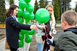 pracownicy UM Żarów rozdają balony dzieciom