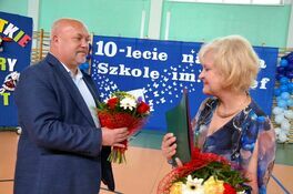 przewodniczący Rady Miejskiej Roman Konieczny składa życzenia Krystynie Waliszak dyrektor SP Imbramowice