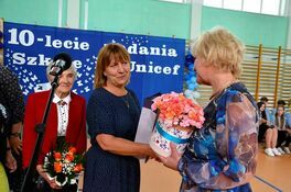 zaproszeni goście składają życzenia dyrektor SP Imbramowice Krystynie Waliszak