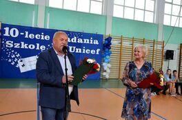 przewodniczący Rady Miejskiej Roman Konieczny składa życzenia Krystynie Waliszak dyrektor SP Imbramowice