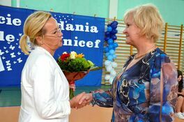 zaproszeni goście składają życzenia dyrektor SP Imbramowice Krystynie Waliszak