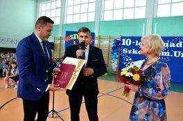 burmistrz Leszek Michalak, zastępca burmistrza Przemysław Sikora składają życzenia Krystynie Waliszak dyrektor SP Imbramowice