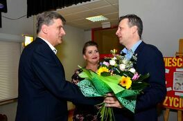 Burmistrz Leszek Michalak i dyrektor biblioteki Wioletta Kwiatkowska dziękują Markowi Michalakowi