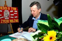 Marek Michalak podpisuje książkę 
