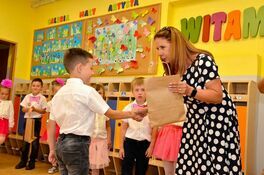 dyrektor Elżbieta Wierzyk wręcza upominki przedszkolakom