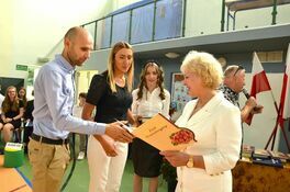 dyrektor SP imbramowice Krystyna Waliszak gratuluje rodzicom