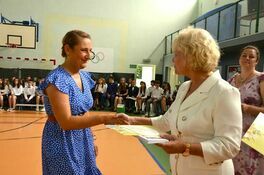 dyrektor SP imbramowice Krystyna Waliszak gratuluje rodzicom