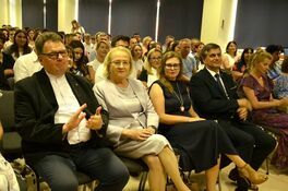 grono pedagogiczne SP Żarów, burmistrz Leszek Michalak i sekretarz gminy Sylwia Pawlik podczas apelu w SP Żarów