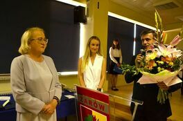 burmistrz Leszek Michalak i sekretarz gminy Sylwia Pawlik składają podziękowania dyrektor SP Żarów Helenie Słowik