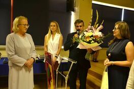 burmistrz Leszek Michalak i sekretarz gminy Sylwia Pawlik składają podziękowania dyrektor SP Żarów Helenie Słowik
