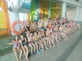 uczestnicy wakacyjnych półkolonii w Zastrużu na basenie