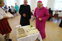 biskup kroi tort