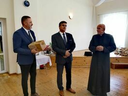 Burmistrz leszek Michalak i zastępca burmistrza Przemysłąw Sikora przekazują upominek na ręce ks. Ryszarda Mencla