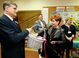 burmistrz Leszek Michalak i zastępca burmistrza Przemysław Sikora rozdają słodkości mieszkańcom
