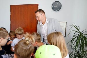 Uczniowie SP Żarów z wizytą w UM Żarów